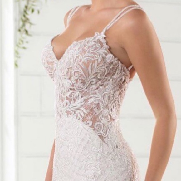 Lace Bodice Wedding Dress. Mermaid Style Bottom. Size 6, fits like a 4 - Picture 3 of 16